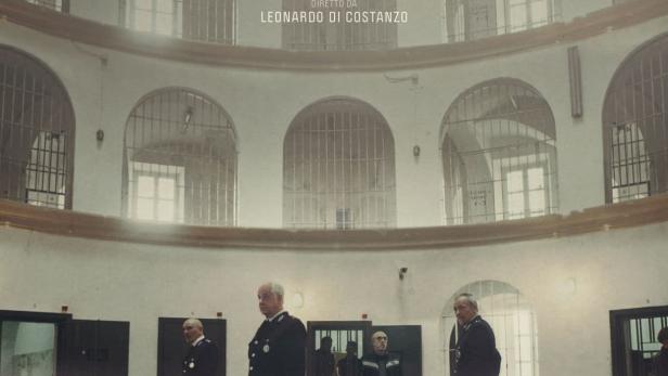 Das Filmplakat für „Ariaferma“ zeigt Toni Servillo und Silvio Orlando in einem alten Gefängnis.