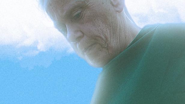 Das Filmplakat für „Best Foot Forward“ zeigt eine ältere Person vor blauem Himmel.