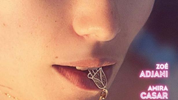 Das Filmplakat für „Cigare au Miel“ zeigt das Gesicht einer jungen Frau mit einem Schmuckstück im Mund.