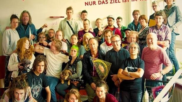 Das Filmplakat für „Berlin Rebel High School“ zeigt eine Gruppe von Menschen und Hunden.