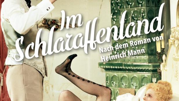 Das Filmplakat zu „Im Schlaraffenland“ nach dem Roman von Heinrich Mann zeigt eine Szene mit Jan Spitzer und Marylu Poolman.