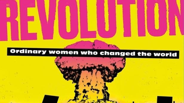 Das Filmplakat für „Mothers of the Revolution“ zeigt eine Gruppe Frauen vor einem Atompilz.