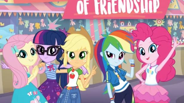 Die „My Little Pony: Equestria Girls“ posieren vor dem Schriftzug „Rollercoaster of Friendship“.