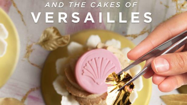 Ein Konditor verziert ein Törtchen mit Blattgold für „Ottolenghi and the Cakes of Versailles“.