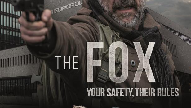 Ein Mann zielt mit einer Pistole vor dem Europol-Gebäude auf dem Filmplakat zu „The Fox“.