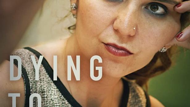 Das Filmplakat zu „Dying to Divorce“ zeigt das Porträt einer Frau mit ernstem Blick.