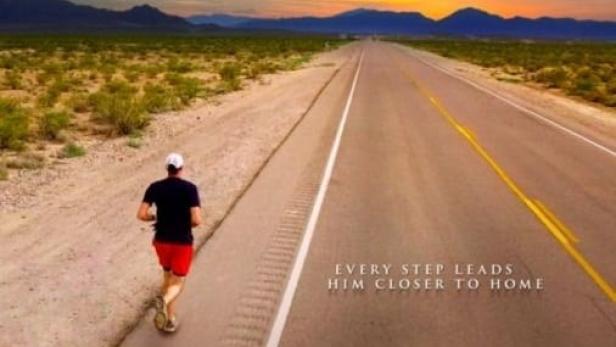 Das Filmplakat für „Extraordinary“ zeigt einen Mann, der auf einer Landstraße in Richtung Sonnenuntergang läuft.