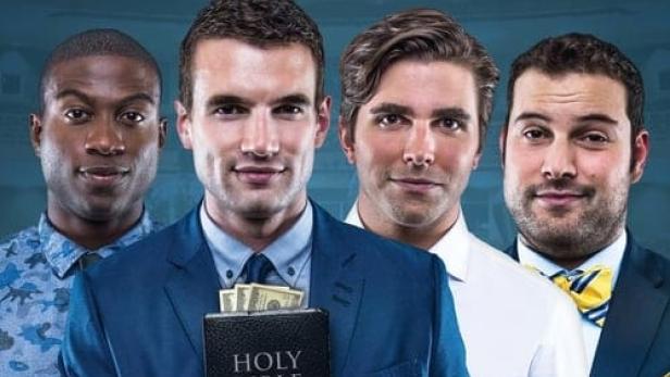 Das Filmplakat zu „Believe Me“ zeigt vier Männer, von denen einer eine Bibel mit Geldscheinen hält.