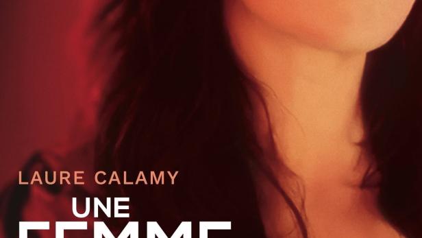 Das Filmplakat für „Une Femme du Monde“ mit Laure Calamy im Vordergrund.