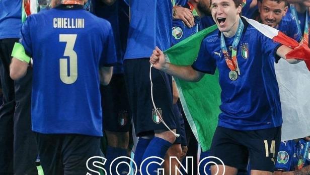 Italienische Fußballnationalspieler feiern den Gewinn der Europameisterschaft.
