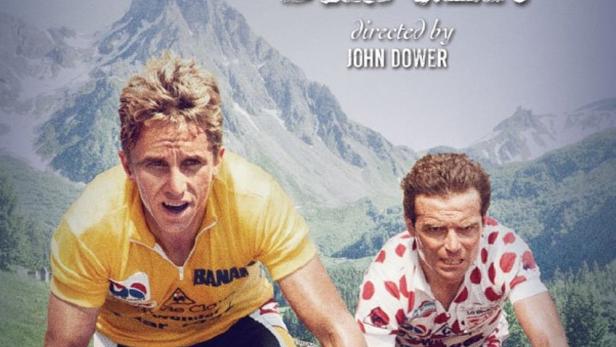 Das Filmplakat für „Slaying the Badger“ zeigt zwei Radrennfahrer vor einer Bergkulisse.