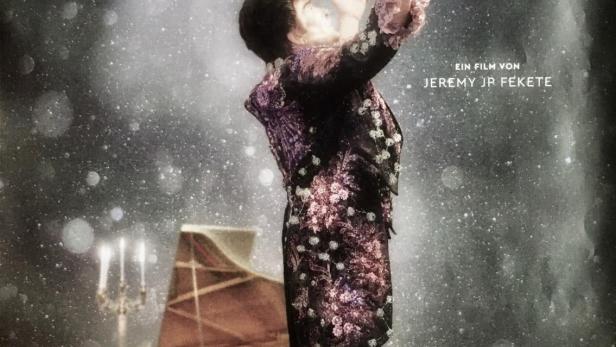 Das Filmplakat für „Look Me Over Liberace“ zeigt Liberace in einem glitzernden Anzug am Klavier.