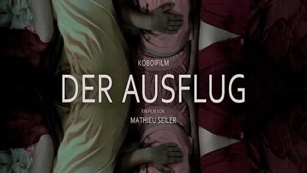 Das Filmplakat für „Der Ausflug“ zeigt drei schlafende Mädchen auf einer floralen Matratze.