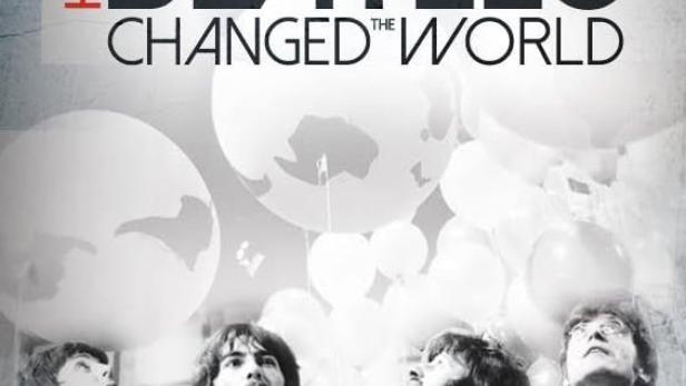 Das Filmplakat für „The Beatles: How the Beatles Changed the World“ zeigt die Band, die nach oben zu Weltkugel-Ballons blickt.