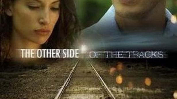 Das Filmplakat für „The Other Side of the Tracks“ zeigt zwei Schauspieler vor einem Bahngleis.