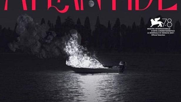 Das Filmplakat für „Atlantide“ zeigt ein brennendes Boot auf dem Wasser.