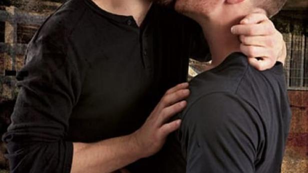 Zwei Männer küssen sich; Titelbild des Films „The Horseman“.