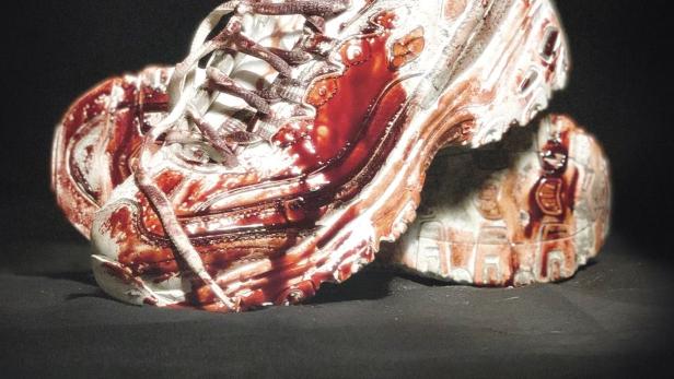 Das Filmplakat für „The Runner“ zeigt blutverschmierte Turnschuhe.