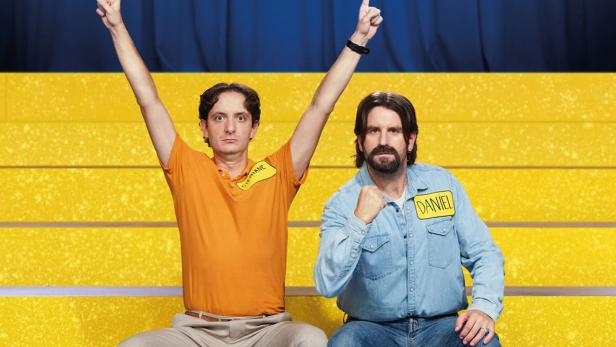 Das Filmplakat für „Les Vedettes“ mit Grégoire Ludig und David Marsais auf gelben Stufen.