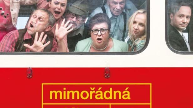 Das Filmplakat für die Komödie „Mimořádná událost“ zeigt Menschen in einem Zug.