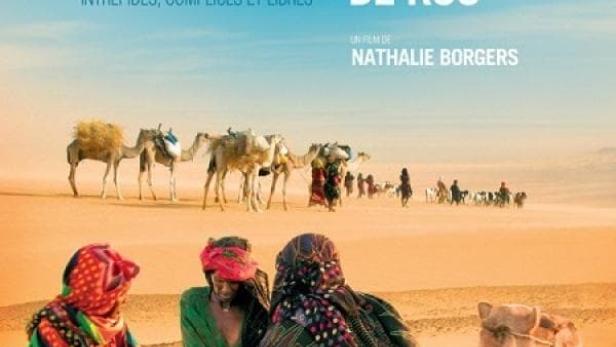 Das Filmplakat für „Vents de sable femmes de roc“ zeigt Frauen und Kamele in einer Wüstenlandschaft.