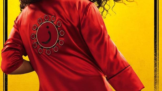 Das Filmplakat für „Kung-Fu Zohra“ zeigt Sabrina Ouazani in einem roten Kampfkunst-Outfit.