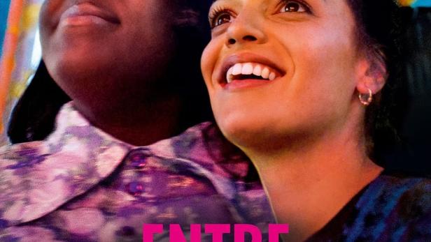 Das Filmplakat für „Entre les vagues“ zeigt Souheila Yacoub und Déborah Lukumuena.