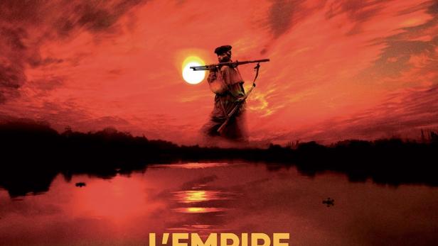 Ein bewaffneter Mann steht vor einem roten Himmel, Plakat für „L'Empire du Silence“.