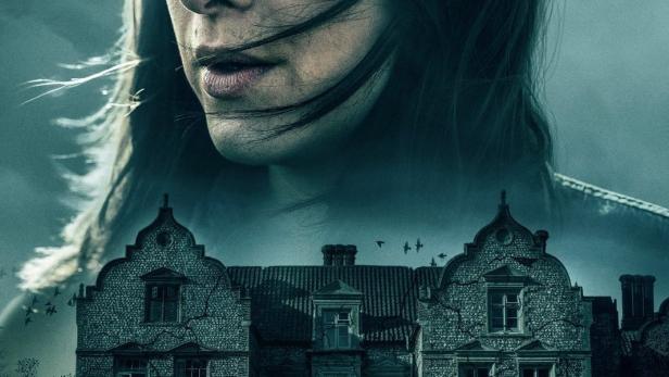 Das Filmplakat für „Homebound“ zeigt eine Frau vor einem unheimlichen Haus.