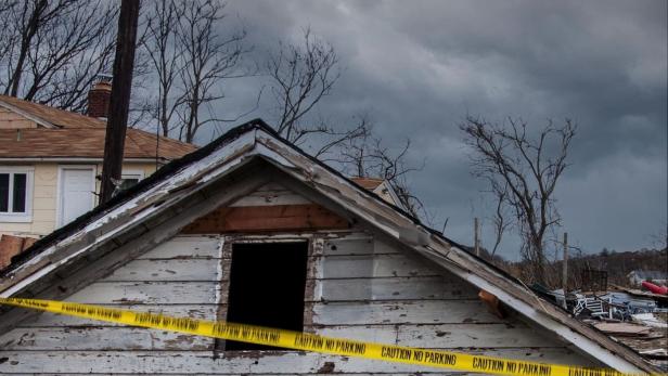 Ein zerstörtes Haus in New York nach einem schweren Sturm, möglicherweise dem „Supersturm“.