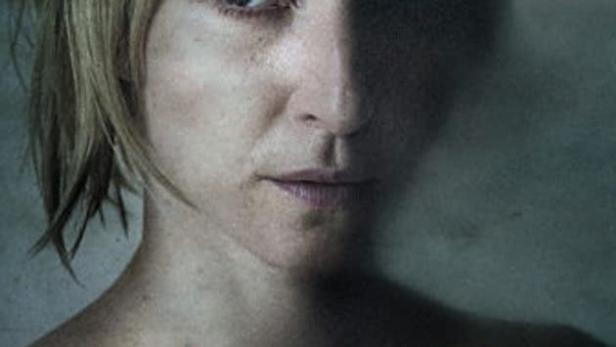 Das Filmplakat für „Bad Faith“ zeigt Sonja Richter vor einem unheimlichen Haus.