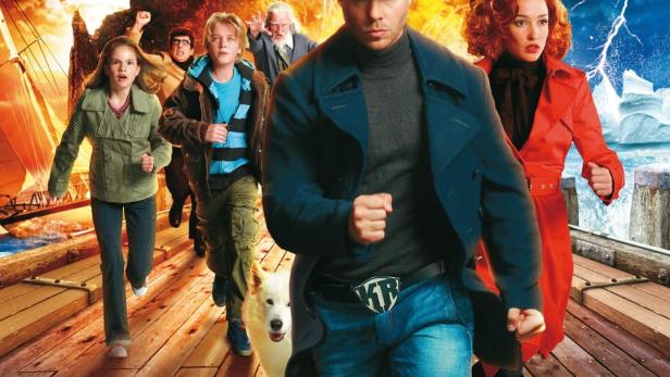 Das Filmplakat für „Kapitein Rob en het Geheim van Professor Lupardi“ zeigt die Hauptfiguren, die vor einem apokalyptischen Hintergrund fliehen.