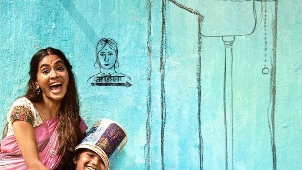 Das Filmplakat für „Mere Pyaare Prime Minister“ zeigt eine Mutter und ihren Sohn vor einer bemalten Wand.