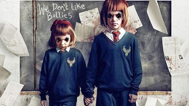 Das Filmplakat für „School of the Damned“ zeigt zwei unheimliche Mädchen in Schuluniformen vor einer Tafel.
