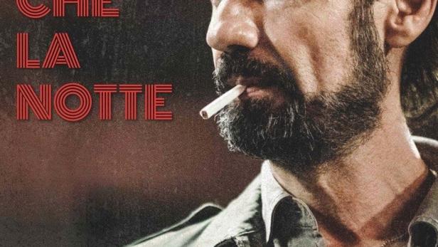 Ein Mann mit Bart und Zigarette im Mund, im Hintergrund der Titel „Prima che la notte“.