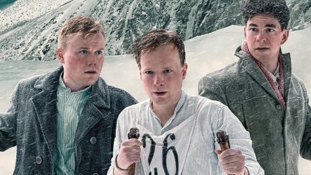 Das Filmplakat für „Poslední Závod“ zeigt drei Männer in Winterkleidung vor einer verschneiten Bergkulisse.