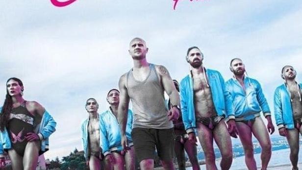 Das Filmplakat für „La Revanche des Crevettes Pailletées“ zeigt eine Gruppe von Schwimmern am Strand.