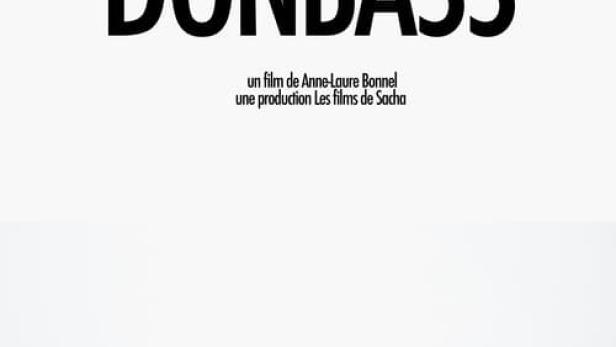 Das Filmplakat für „Donbass“ zeigt einen Mann, der eine Straße entlangfährt.