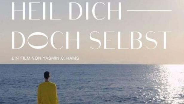 Das Filmplakat für „Heil dich doch selbst“ zeigt eine Frau am Strand, über ihr eine verschwommene Person unter Wasser.
