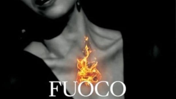 Das Filmplakat für „Fuoco Sacro“ zeigt eine Sängerin mit einer Flamme auf ihrer Brust.