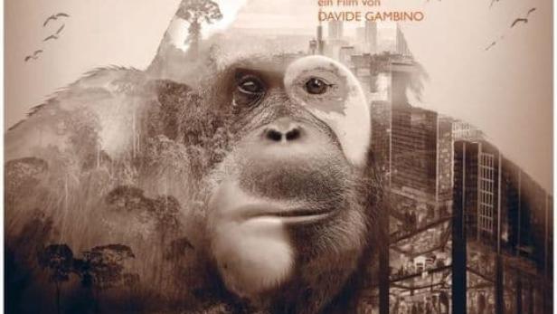 Das Filmplakat für „The Second Life“ zeigt das Gesicht eines Orang-Utans vor einer Stadtkulisse.