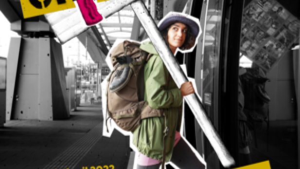 Eine junge Frau mit Rucksack hält ein Schild mit der Aufschrift „Generation Change“ für den Film „Wer rettet die Welt?“.