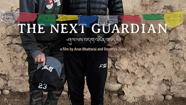 Das Filmplakat für „The Next Guardian“ zeigt zwei junge Männer vor einer Wand mit Gebetsfahnen.