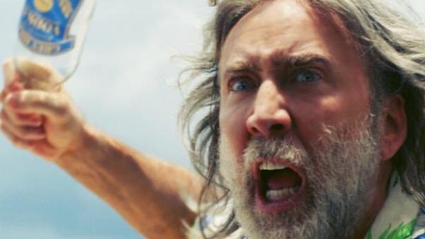 Das Filmplakat für „The Retirement Plan“ zeigt Nicolas Cage mit einer Bierflasche am Strand.