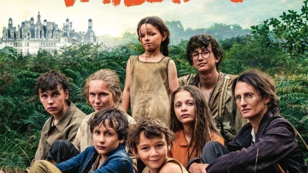 Das Filmplakat für „Coeurs Vaillants“ zeigt eine Gruppe von Kindern und eine Frau vor einem Schloss.