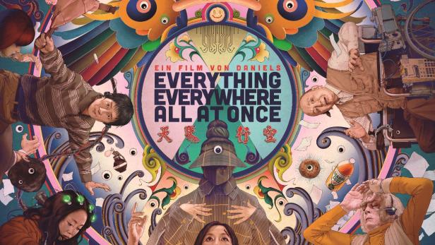 Das Filmplakat für „Everything Everywhere All at Once“ zeigt Michelle Yeoh und andere Darsteller in einer surrealen Collage.
