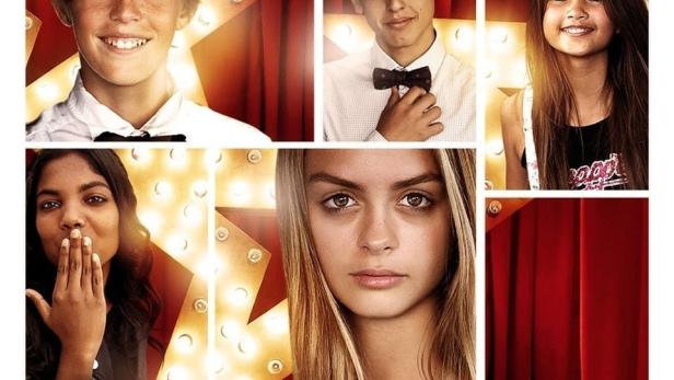 Das Filmplakat für „Teen Star Academy“ zeigt junge Darsteller vor einem roten Bühnenhintergrund.
