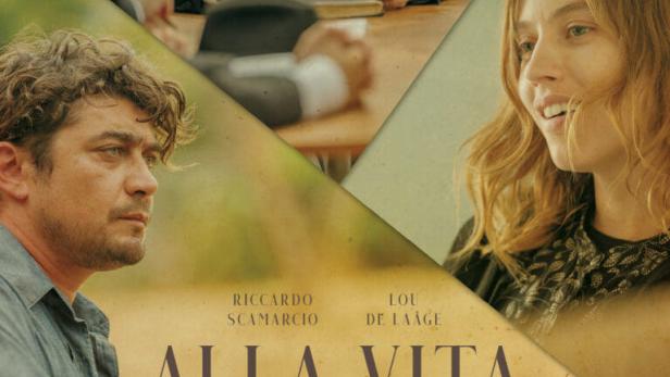 Das Filmplakat für „Alla Vita“ zeigt Riccardo Scamarcio, Lou de Laâge und einen älteren Mann mit Bart.