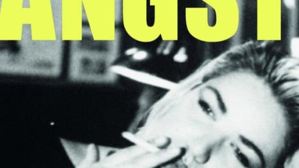 Das Filmplakat für „Liebe Angst“ zeigt eine Frau, die eine Zigarette raucht.