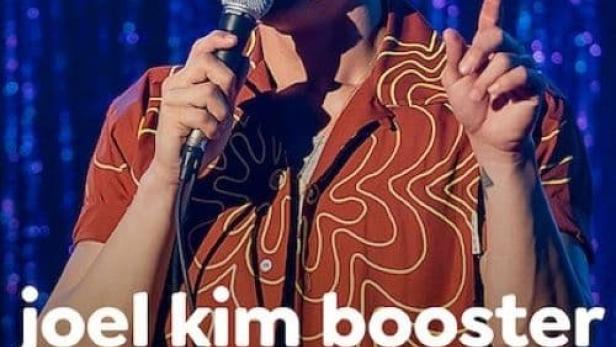 Joel Kim Booster bei einer Stand-up-Comedy-Aufführung für „Psychosexual“ auf Netflix.